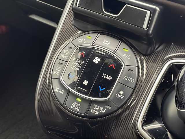トヨタ エスクァイア ハイブリッド Gi プレミアムパッケージ 千葉県 2019(令1)年 6.4万km ブラック 社外ナビ/Bluetooth CD DVD フルセグ HDMI/ＥＴＣ/デジタルインナーミラー/両側パワースライドドア/シートヒーター/純正アルミホイール/純正フロアマット/純正ドアバイザー/フリップダウンモニター/シートバックテーブル/後席サンシェード/電動格納ミラー/フォグランプ/プッシュスタート/スマートキー/ウィンカーミラー/スペアキー/トヨタセーフティーセンス/プリクラッシュセーフティー/レーンディパーチャーアラート/クルーズコントロール/クリアランスソナー/オートハイビーム/アイドリングストップ