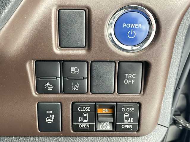 トヨタ エスクァイア ハイブリッド Gi プレミアムパッケージ 千葉県 2019(令1)年 6.4万km ブラック 社外ナビ/Bluetooth CD DVD フルセグ HDMI/ＥＴＣ/デジタルインナーミラー/両側パワースライドドア/シートヒーター/純正アルミホイール/純正フロアマット/純正ドアバイザー/フリップダウンモニター/シートバックテーブル/後席サンシェード/電動格納ミラー/フォグランプ/プッシュスタート/スマートキー/ウィンカーミラー/スペアキー/トヨタセーフティーセンス/プリクラッシュセーフティー/レーンディパーチャーアラート/クルーズコントロール/クリアランスソナー/オートハイビーム/アイドリングストップ