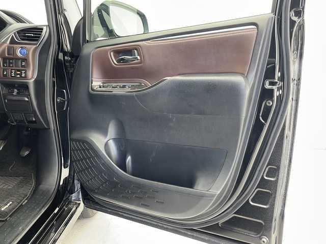 トヨタ エスクァイア ハイブリッド Gi プレミアムパッケージ 千葉県 2019(令1)年 6.4万km ブラック 社外ナビ/Bluetooth CD DVD フルセグ HDMI/ＥＴＣ/デジタルインナーミラー/両側パワースライドドア/シートヒーター/純正アルミホイール/純正フロアマット/純正ドアバイザー/フリップダウンモニター/シートバックテーブル/後席サンシェード/電動格納ミラー/フォグランプ/プッシュスタート/スマートキー/ウィンカーミラー/スペアキー/トヨタセーフティーセンス/プリクラッシュセーフティー/レーンディパーチャーアラート/クルーズコントロール/クリアランスソナー/オートハイビーム/アイドリングストップ
