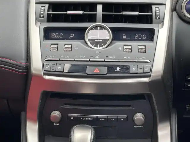 レクサス ＮＸ 300h Fスポーツ 佐賀県 2019(令1)年 2.7万km ホワイトノーヴァガラスフレーク サンルーフ/Lexus Safety System+/・プリクラッシュセーフティ/・レーントレーシングアシスト/・オートマチックハイビーム/・レーダークルーズコントロール/クリアランスソナー/純正メーカーナビ/・パノラミックビューモニター/・フルセグTV/BT/CD/DVD/純正ドライブレコーダー(DRD-H68)/赤黒革シート/・シートヒーター/・ベンチレーション/・パワーシート/シートメモリ/パワーバックドア/LEDヘッドライト/フォグランプ/革巻きステアリング/パドルシフト/ステアリングヒーター/オートワイパー/ETC2.0/電動パーキングスイッチ/トノカバー/エアバックW/サイド/カーテン