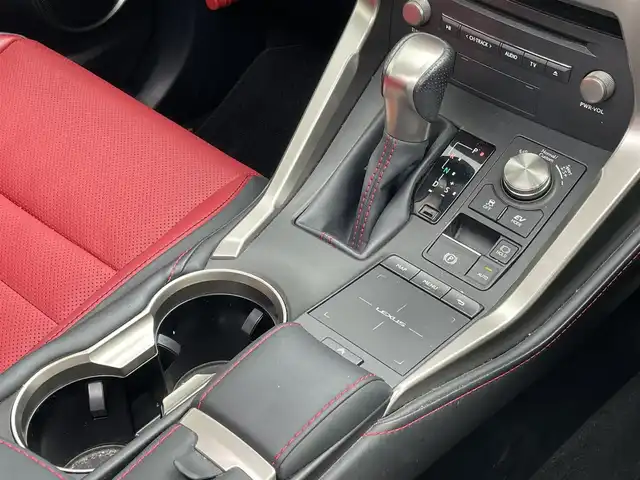 レクサス ＮＸ 300h Fスポーツ 佐賀県 2019(令1)年 2.7万km ホワイトノーヴァガラスフレーク サンルーフ/Lexus Safety System+/・プリクラッシュセーフティ/・レーントレーシングアシスト/・オートマチックハイビーム/・レーダークルーズコントロール/クリアランスソナー/純正メーカーナビ/・パノラミックビューモニター/・フルセグTV/BT/CD/DVD/純正ドライブレコーダー(DRD-H68)/赤黒革シート/・シートヒーター/・ベンチレーション/・パワーシート/シートメモリ/パワーバックドア/LEDヘッドライト/フォグランプ/革巻きステアリング/パドルシフト/ステアリングヒーター/オートワイパー/ETC2.0/電動パーキングスイッチ/トノカバー/エアバックW/サイド/カーテン