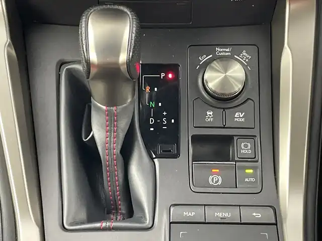 レクサス ＮＸ 300h Fスポーツ 愛知県 2019(令1)年 2.7万km ホワイトノーヴァガラスフレーク 禁煙車/純正12.3インチナビ/（フルセグTV/Bluetooth/CD/DVD/USB)/サンルーフ/全方位カメラ/シーケンシャルウインカー/Lexus Safety System+/・プリクラッシュセーフティ/・レーントレーシングアシスト/・オートマチックハイビーム/・レーダークルーズコントロール/クリアランスソナー/ヘッドアップディスプレイ/純正ドライブレコーダー(DRD-H68)/ETC2.0/赤黒レザーシート/シートヒーター/シートベンチレーション/パワーシート/メモリシート/革巻きステアリング/ステアリングヒーター/パワーバックドア/パドルシフト/純正18インチアルミホイール/スマートキー/スペアキー1本/プッシュスタート/LEDヘッドライト/フロントフォグランプ/オートワイパー/純正フロアマット/電動パーキングスイッチ/トノカバー/エアバックW/サイド/カーテン