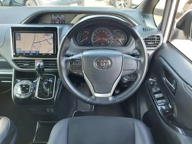トヨタ エスクァイア Gi プレミアムパッケージ ブラックテーラード 東京都 2021(令3)年 3.9万km ホワイトパールクリスタルシャイン 純正9インチナビ/バックカメラ/フリップダウンモニター/両側パワースライドドア/ビルトインETC/ドライブレコーダー/シートヒーター/ステアリングヒーター/衝突軽減ブレーキ/レーンキープアシスト/クルーズコントロール/オートマチックハイビーム/アイドリングストップ/スマートキー/LEDヘッドライト