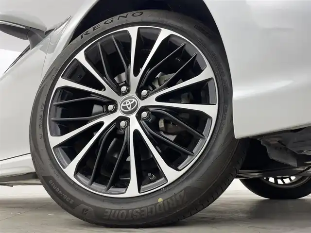 トヨタ カムリ WSレザーパッケージ 群馬県 2020(令2)年 3.1万km プラチナホワイトパールマイカ CD/DVDデッキ/スペアタイヤ/＝＝＝＝＝/センタークラスターパネル一体型8インチディスプレイオーディオ/・T-Connectナビキット/・AM/FM/SUB/Miracast/Bluetooth/フルセグTV/＝＝＝＝＝純正８インチナビ　ＣＤ／ＤＶＤデッキ　バックカメラ　衝突軽減ブレーキ　ブラインドスポットモニター　カラーヘッドアップディスプレイ　フルセグＴＶ　ドライブレコーダー　クリアランスソナー　ＥＴＣ　禁煙車