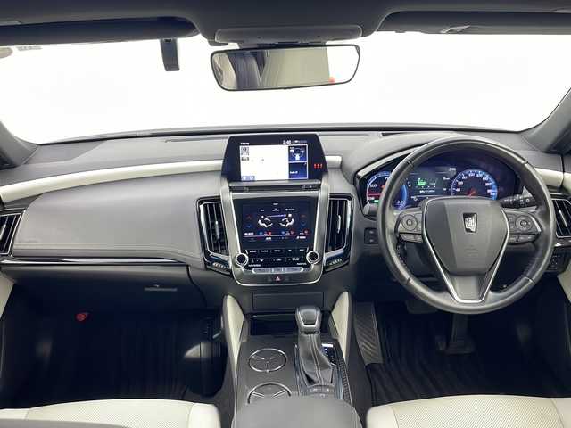 トヨタ クラウン ハイブリッド RS アドバンス Four 秋田県 2018(平30)年 6.7万km プレシャスブラックパール ４WD/サンルーフ/白革シート/純正ナビ（DVD/BT/Miracast/フルセグTV)/バックカメラ/純正ドライブレコーダー/ビルトインETC/USBポート/電動パーキングブレーキ/オートブレーキホールド/トヨタセーフティセンス/レーダークルーズコントロール/オートマチックハイビーム/ヘッドアップディスプレイ/クリアランスソナー/横滑り防止装置/前席パワーシート/前席シートヒーター＆エアシート/ステアリングヒーター/ドアミラーヒーター/本革巻きステアリング/パドルシフト/ステアリングリモコン/LEDライト/フォグランプ/純正フロアマット/純正ドアバイザー/W/サイド/カーテン/ニー/エアバッグ