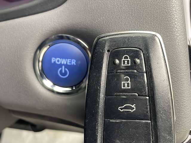 トヨタ クラウン ハイブリッド RS アドバンス Four 秋田県 2018(平30)年 6.7万km プレシャスブラックパール ４WD/サンルーフ/白革シート/純正ナビ（DVD/BT/Miracast/フルセグTV)/バックカメラ/純正ドライブレコーダー/ビルトインETC/USBポート/電動パーキングブレーキ/オートブレーキホールド/トヨタセーフティセンス/レーダークルーズコントロール/オートマチックハイビーム/ヘッドアップディスプレイ/クリアランスソナー/横滑り防止装置/前席パワーシート/前席シートヒーター＆エアシート/ステアリングヒーター/ドアミラーヒーター/本革巻きステアリング/パドルシフト/ステアリングリモコン/LEDライト/フォグランプ/純正フロアマット/純正ドアバイザー/W/サイド/カーテン/ニー/エアバッグ