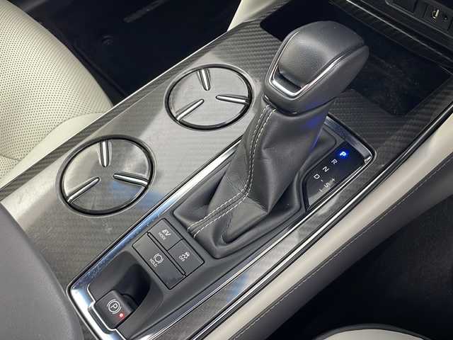 トヨタ クラウン ハイブリッド RS アドバンス Four 秋田県 2018(平30)年 6.7万km プレシャスブラックパール ４WD/サンルーフ/白革シート/純正ナビ（DVD/BT/Miracast/フルセグTV)/バックカメラ/純正ドライブレコーダー/ビルトインETC/USBポート/電動パーキングブレーキ/オートブレーキホールド/トヨタセーフティセンス/レーダークルーズコントロール/オートマチックハイビーム/ヘッドアップディスプレイ/クリアランスソナー/横滑り防止装置/前席パワーシート/前席シートヒーター＆エアシート/ステアリングヒーター/ドアミラーヒーター/本革巻きステアリング/パドルシフト/ステアリングリモコン/LEDライト/フォグランプ/純正フロアマット/純正ドアバイザー/W/サイド/カーテン/ニー/エアバッグ