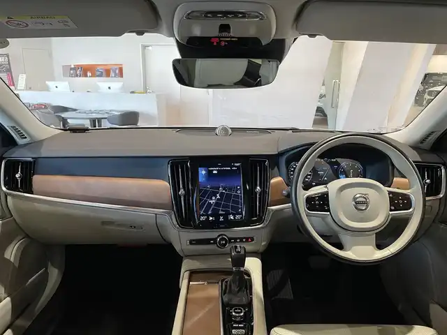 ボルボ Ｖ９０ T6 AWD インスクリプション 道央・札幌 2017(平29)年 5万km ブライトシルバーM メタリックペイント/電動パノラマガラスサンルーフ/Bowers&Wilkinsプレミアムサウンド/ヘッドアップディスプレイ/4ゾーンエアコン/ナッパレザーシート/シートヒーター/シートベンチレーション/インテリセーフ/　・CitySafety/　・ACC/　・BLIS/　・LKA/　・LCMA/　・CTA/　・パイロットアシスト/　・フルアクティブハイビーム/　・360°カメラ/純正HDDナビ/フルセグTV/CD/DVD/USB/Bluetooth/パワーテールゲート