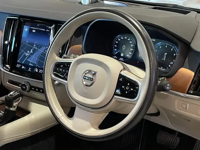 ボルボ Ｖ９０ T6 AWD インスクリプション 道央・札幌 2017(平29)年 5万km ブライトシルバーM メタリックペイント/電動パノラマガラスサンルーフ/Bowers&Wilkinsプレミアムサウンド/ヘッドアップディスプレイ/4ゾーンエアコン/ナッパレザーシート/シートヒーター/シートベンチレーション/インテリセーフ/　・CitySafety/　・ACC/　・BLIS/　・LKA/　・LCMA/　・CTA/　・パイロットアシスト/　・フルアクティブハイビーム/　・360°カメラ/純正HDDナビ/フルセグTV/CD/DVD/USB/Bluetooth/パワーテールゲート