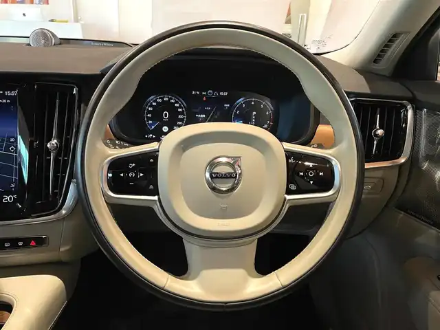 ボルボ Ｖ９０ T6 AWD インスクリプション 道央・札幌 2017(平29)年 5万km ブライトシルバーM メタリックペイント/電動パノラマガラスサンルーフ/Bowers&Wilkinsプレミアムサウンド/ヘッドアップディスプレイ/4ゾーンエアコン/ナッパレザーシート/シートヒーター/シートベンチレーション/インテリセーフ/　・CitySafety/　・ACC/　・BLIS/　・LKA/　・LCMA/　・CTA/　・パイロットアシスト/　・フルアクティブハイビーム/　・360°カメラ/純正HDDナビ/フルセグTV/CD/DVD/USB/Bluetooth/パワーテールゲート