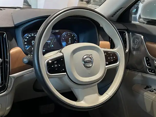 ボルボ Ｖ９０ T6 AWD インスクリプション 道央・札幌 2017(平29)年 5万km ブライトシルバーM メタリックペイント/電動パノラマガラスサンルーフ/Bowers&Wilkinsプレミアムサウンド/ヘッドアップディスプレイ/4ゾーンエアコン/ナッパレザーシート/シートヒーター/シートベンチレーション/インテリセーフ/　・CitySafety/　・ACC/　・BLIS/　・LKA/　・LCMA/　・CTA/　・パイロットアシスト/　・フルアクティブハイビーム/　・360°カメラ/純正HDDナビ/フルセグTV/CD/DVD/USB/Bluetooth/パワーテールゲート