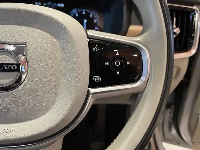 ボルボ Ｖ９０ T6 AWD インスクリプション 道央・札幌 2017(平29)年 5万km ブライトシルバーM メタリックペイント/電動パノラマガラスサンルーフ/Bowers&Wilkinsプレミアムサウンド/ヘッドアップディスプレイ/4ゾーンエアコン/ナッパレザーシート/シートヒーター/シートベンチレーション/インテリセーフ/　・CitySafety/　・ACC/　・BLIS/　・LKA/　・LCMA/　・CTA/　・パイロットアシスト/　・フルアクティブハイビーム/　・360°カメラ/純正HDDナビ/フルセグTV/CD/DVD/USB/Bluetooth/パワーテールゲート