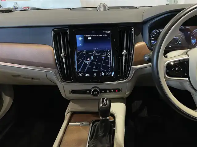 ボルボ Ｖ９０ T6 AWD インスクリプション 道央・札幌 2017(平29)年 5万km ブライトシルバーM メタリックペイント/電動パノラマガラスサンルーフ/Bowers&Wilkinsプレミアムサウンド/ヘッドアップディスプレイ/4ゾーンエアコン/ナッパレザーシート/シートヒーター/シートベンチレーション/インテリセーフ/　・CitySafety/　・ACC/　・BLIS/　・LKA/　・LCMA/　・CTA/　・パイロットアシスト/　・フルアクティブハイビーム/　・360°カメラ/純正HDDナビ/フルセグTV/CD/DVD/USB/Bluetooth/パワーテールゲート