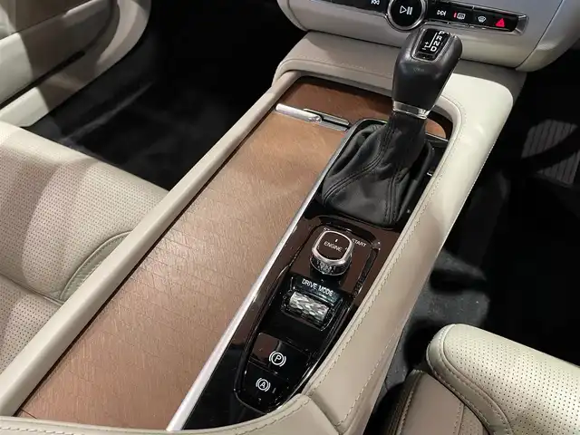 ボルボ Ｖ９０ T6 AWD インスクリプション 道央・札幌 2017(平29)年 5万km ブライトシルバーM メタリックペイント/電動パノラマガラスサンルーフ/Bowers&Wilkinsプレミアムサウンド/ヘッドアップディスプレイ/4ゾーンエアコン/ナッパレザーシート/シートヒーター/シートベンチレーション/インテリセーフ/　・CitySafety/　・ACC/　・BLIS/　・LKA/　・LCMA/　・CTA/　・パイロットアシスト/　・フルアクティブハイビーム/　・360°カメラ/純正HDDナビ/フルセグTV/CD/DVD/USB/Bluetooth/パワーテールゲート