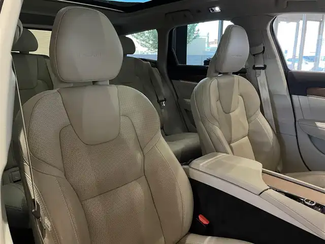 ボルボ Ｖ９０ T6 AWD インスクリプション 道央・札幌 2017(平29)年 5万km ブライトシルバーM メタリックペイント/電動パノラマガラスサンルーフ/Bowers&Wilkinsプレミアムサウンド/ヘッドアップディスプレイ/4ゾーンエアコン/ナッパレザーシート/シートヒーター/シートベンチレーション/インテリセーフ/　・CitySafety/　・ACC/　・BLIS/　・LKA/　・LCMA/　・CTA/　・パイロットアシスト/　・フルアクティブハイビーム/　・360°カメラ/純正HDDナビ/フルセグTV/CD/DVD/USB/Bluetooth/パワーテールゲート