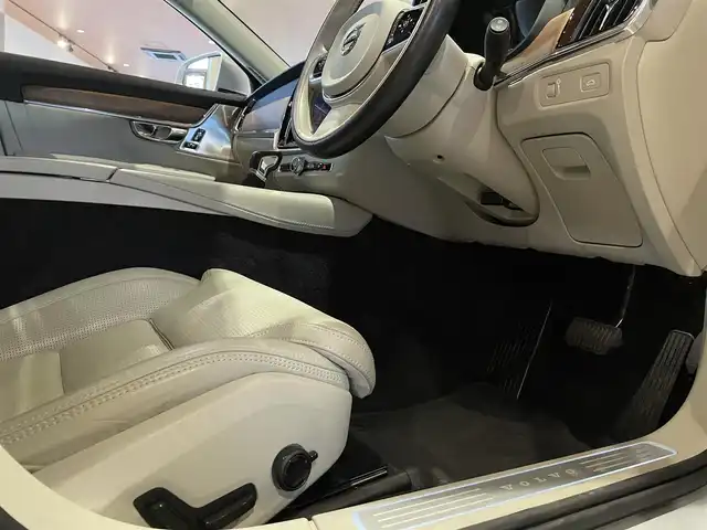 ボルボ Ｖ９０ T6 AWD インスクリプション 道央・札幌 2017(平29)年 5万km ブライトシルバーM メタリックペイント/電動パノラマガラスサンルーフ/Bowers&Wilkinsプレミアムサウンド/ヘッドアップディスプレイ/4ゾーンエアコン/ナッパレザーシート/シートヒーター/シートベンチレーション/インテリセーフ/　・CitySafety/　・ACC/　・BLIS/　・LKA/　・LCMA/　・CTA/　・パイロットアシスト/　・フルアクティブハイビーム/　・360°カメラ/純正HDDナビ/フルセグTV/CD/DVD/USB/Bluetooth/パワーテールゲート