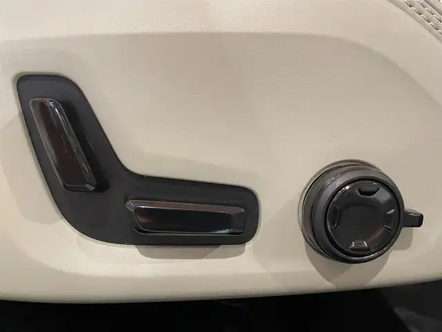 ボルボ Ｖ９０ T6 AWD インスクリプション 道央・札幌 2017(平29)年 5万km ブライトシルバーM メタリックペイント/電動パノラマガラスサンルーフ/Bowers&Wilkinsプレミアムサウンド/ヘッドアップディスプレイ/4ゾーンエアコン/ナッパレザーシート/シートヒーター/シートベンチレーション/インテリセーフ/　・CitySafety/　・ACC/　・BLIS/　・LKA/　・LCMA/　・CTA/　・パイロットアシスト/　・フルアクティブハイビーム/　・360°カメラ/純正HDDナビ/フルセグTV/CD/DVD/USB/Bluetooth/パワーテールゲート