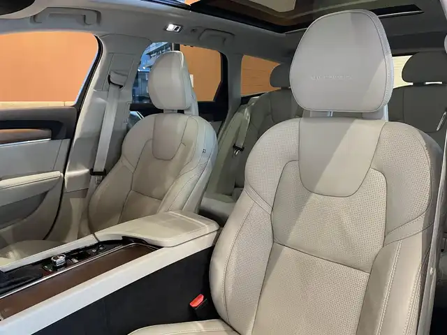 ボルボ Ｖ９０ T6 AWD インスクリプション 道央・札幌 2017(平29)年 5万km ブライトシルバーM メタリックペイント/電動パノラマガラスサンルーフ/Bowers&Wilkinsプレミアムサウンド/ヘッドアップディスプレイ/4ゾーンエアコン/ナッパレザーシート/シートヒーター/シートベンチレーション/インテリセーフ/　・CitySafety/　・ACC/　・BLIS/　・LKA/　・LCMA/　・CTA/　・パイロットアシスト/　・フルアクティブハイビーム/　・360°カメラ/純正HDDナビ/フルセグTV/CD/DVD/USB/Bluetooth/パワーテールゲート