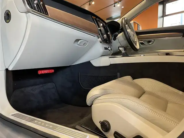 ボルボ Ｖ９０ T6 AWD インスクリプション 道央・札幌 2017(平29)年 5万km ブライトシルバーM メタリックペイント/電動パノラマガラスサンルーフ/Bowers&Wilkinsプレミアムサウンド/ヘッドアップディスプレイ/4ゾーンエアコン/ナッパレザーシート/シートヒーター/シートベンチレーション/インテリセーフ/　・CitySafety/　・ACC/　・BLIS/　・LKA/　・LCMA/　・CTA/　・パイロットアシスト/　・フルアクティブハイビーム/　・360°カメラ/純正HDDナビ/フルセグTV/CD/DVD/USB/Bluetooth/パワーテールゲート