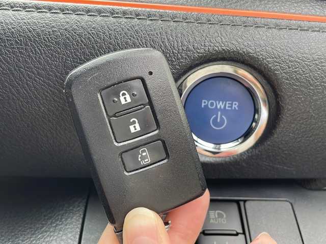 トヨタ シエンタ ハイブリッド X 沖縄県 2019(令1)年 8.2万km ホワイトパールクリスタルシャイン 純正ナビ・TV・Bluetooth・CD/全方位カメラ/片側パワースライドドア/ETC/オートライト/衝突軽減システム/レーンキープアシスト/LEDヘッドライト