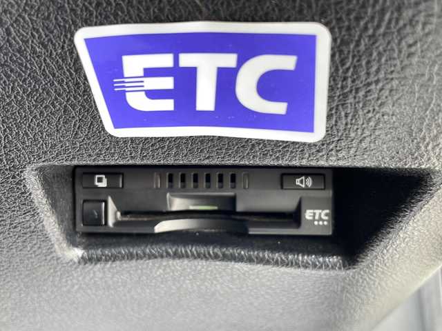 トヨタ シエンタ ハイブリッド X 沖縄県 2019(令1)年 8.2万km ホワイトパールクリスタルシャイン 純正ナビ・TV・Bluetooth・CD/全方位カメラ/片側パワースライドドア/ETC/オートライト/衝突軽減システム/レーンキープアシスト/LEDヘッドライト