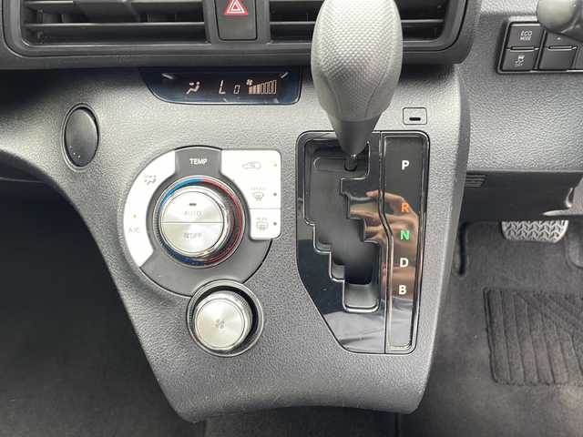 トヨタ シエンタ ハイブリッド X 沖縄県 2019(令1)年 8.2万km ホワイトパールクリスタルシャイン 純正ナビ・TV・Bluetooth・CD/全方位カメラ/片側パワースライドドア/ETC/オートライト/衝突軽減システム/レーンキープアシスト/LEDヘッドライト