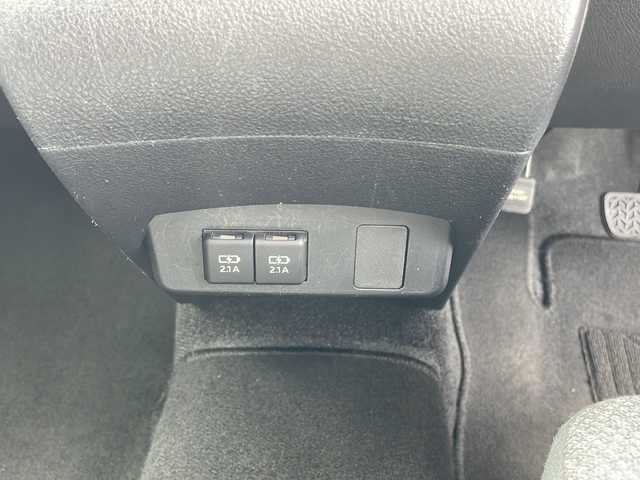 トヨタ シエンタ ハイブリッド X 沖縄県 2019(令1)年 8.2万km ホワイトパールクリスタルシャイン 純正ナビ・TV・Bluetooth・CD/全方位カメラ/片側パワースライドドア/ETC/オートライト/衝突軽減システム/レーンキープアシスト/LEDヘッドライト