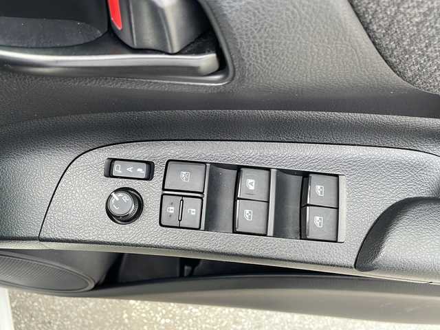 トヨタ シエンタ ハイブリッド X 沖縄県 2019(令1)年 8.2万km ホワイトパールクリスタルシャイン 純正ナビ・TV・Bluetooth・CD/全方位カメラ/片側パワースライドドア/ETC/オートライト/衝突軽減システム/レーンキープアシスト/LEDヘッドライト