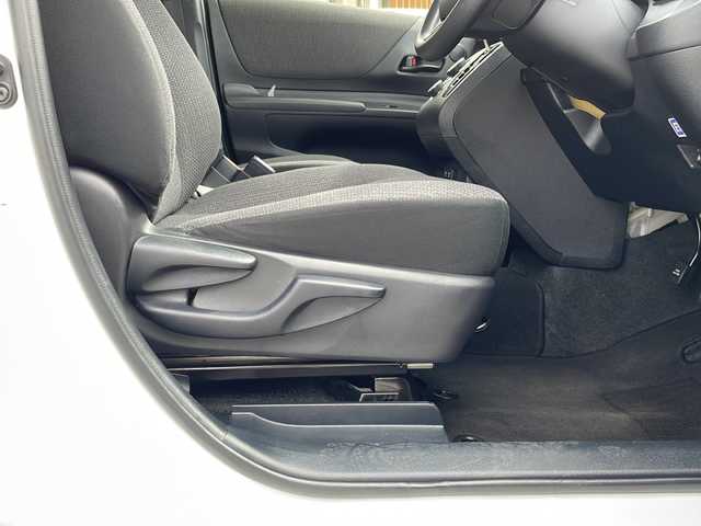 トヨタ シエンタ ハイブリッド X 沖縄県 2019(令1)年 8.2万km ホワイトパールクリスタルシャイン 純正ナビ・TV・Bluetooth・CD/全方位カメラ/片側パワースライドドア/ETC/オートライト/衝突軽減システム/レーンキープアシスト/LEDヘッドライト