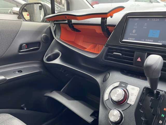 トヨタ シエンタ ハイブリッド X 沖縄県 2019(令1)年 8.2万km ホワイトパールクリスタルシャイン 純正ナビ・TV・Bluetooth・CD/全方位カメラ/片側パワースライドドア/ETC/オートライト/衝突軽減システム/レーンキープアシスト/LEDヘッドライト