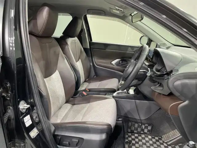 トヨタ ヤリスクロス ハイブリッド Z 愛知県 2022(令4)年 3.7万km ブラックマイカ 純正8インチコネクトナビ（BT/USB/FM/AM/Miracast)/車外カメラ（全方位/フロント/バック/サイド）/モデリスタフルエアロ/トヨタセーフティセンス/レーダークルーズコントロール/衝突被害軽減システム/レーンキープアシスト/横滑り防止装置/オートマチックハイビーム/アイドリングストップ/コーナーセンサー/パワーシート/シートヒーター/ハーフレザーシート/純正アルミホイール（18inch)/純正LEDライト/純正フロアマット/ビルトインETC/スペアキー1本/保証書/取扱説明書