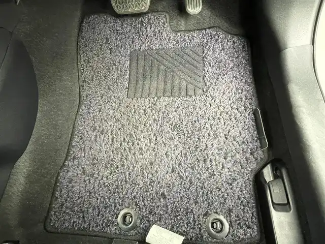 トヨタ アクア S 群馬県 2017(平29)年 2.7万km ライムホワイトパールクリスタルシャイン セーフティセンス　純正オーディオ　ＨＩＤオ－トライト　オートマチックハイビーム　車線逸脱防止警報　横滑防止装置　盗難防止装置　スマートキー　オートエアコン　純正フロアマット　アイドリングストップ　禁煙