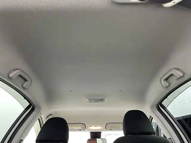 トヨタ アクア S 群馬県 2017(平29)年 2.7万km ライムホワイトパールクリスタルシャイン セーフティセンス　純正オーディオ　ＨＩＤオ－トライト　オートマチックハイビーム　車線逸脱防止警報　横滑防止装置　盗難防止装置　スマートキー　オートエアコン　純正フロアマット　アイドリングストップ　禁煙