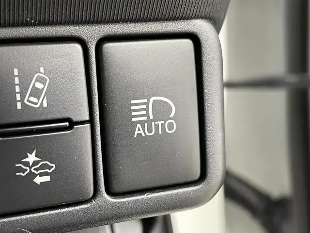 トヨタ アクア S 群馬県 2017(平29)年 2.7万km ライムホワイトパールクリスタルシャイン セーフティセンス　純正オーディオ　ＨＩＤオ－トライト　オートマチックハイビーム　車線逸脱防止警報　横滑防止装置　盗難防止装置　スマートキー　オートエアコン　純正フロアマット　アイドリングストップ　禁煙