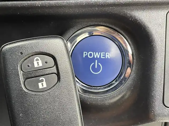 トヨタ アクア S 群馬県 2017(平29)年 2.7万km ライムホワイトパールクリスタルシャイン セーフティセンス　純正オーディオ　ＨＩＤオ－トライト　オートマチックハイビーム　車線逸脱防止警報　横滑防止装置　盗難防止装置　スマートキー　オートエアコン　純正フロアマット　アイドリングストップ　禁煙