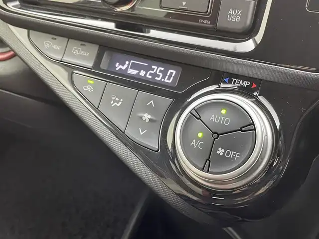 トヨタ アクア S 群馬県 2017(平29)年 2.7万km ライムホワイトパールクリスタルシャイン セーフティセンス　純正オーディオ　ＨＩＤオ－トライト　オートマチックハイビーム　車線逸脱防止警報　横滑防止装置　盗難防止装置　スマートキー　オートエアコン　純正フロアマット　アイドリングストップ　禁煙