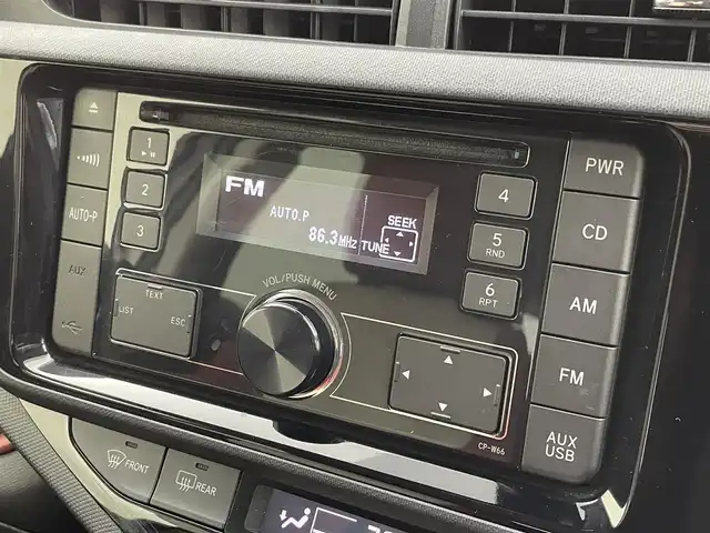 トヨタ アクア S 群馬県 2017(平29)年 2.7万km ライムホワイトパールクリスタルシャイン セーフティセンス　純正オーディオ　ＨＩＤオ－トライト　オートマチックハイビーム　車線逸脱防止警報　横滑防止装置　盗難防止装置　スマートキー　オートエアコン　純正フロアマット　アイドリングストップ　禁煙