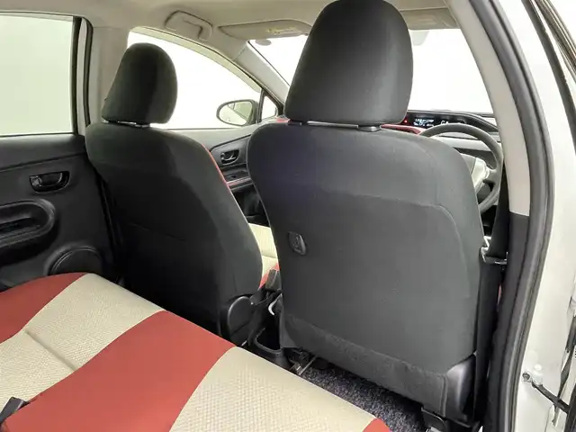 トヨタ アクア S 群馬県 2017(平29)年 2.7万km ライムホワイトパールクリスタルシャイン セーフティセンス　純正オーディオ　ＨＩＤオ－トライト　オートマチックハイビーム　車線逸脱防止警報　横滑防止装置　盗難防止装置　スマートキー　オートエアコン　純正フロアマット　アイドリングストップ　禁煙