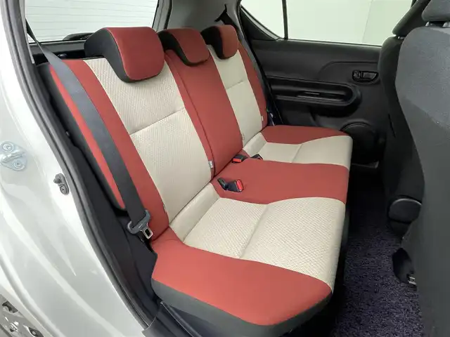 トヨタ アクア S 群馬県 2017(平29)年 2.7万km ライムホワイトパールクリスタルシャイン セーフティセンス　純正オーディオ　ＨＩＤオ－トライト　オートマチックハイビーム　車線逸脱防止警報　横滑防止装置　盗難防止装置　スマートキー　オートエアコン　純正フロアマット　アイドリングストップ　禁煙