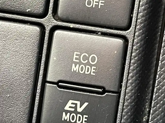 トヨタ アクア S 群馬県 2017(平29)年 2.7万km ライムホワイトパールクリスタルシャイン セーフティセンス　純正オーディオ　ＨＩＤオ－トライト　オートマチックハイビーム　車線逸脱防止警報　横滑防止装置　盗難防止装置　スマートキー　オートエアコン　純正フロアマット　アイドリングストップ　禁煙