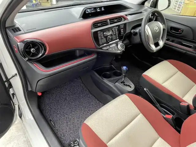 トヨタ アクア S 群馬県 2017(平29)年 2.7万km ライムホワイトパールクリスタルシャイン セーフティセンス　純正オーディオ　ＨＩＤオ－トライト　オートマチックハイビーム　車線逸脱防止警報　横滑防止装置　盗難防止装置　スマートキー　オートエアコン　純正フロアマット　アイドリングストップ　禁煙