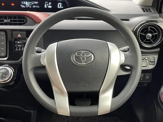 トヨタ アクア S 群馬県 2017(平29)年 2.7万km ライムホワイトパールクリスタルシャイン セーフティセンス　純正オーディオ　ＨＩＤオ－トライト　オートマチックハイビーム　車線逸脱防止警報　横滑防止装置　盗難防止装置　スマートキー　オートエアコン　純正フロアマット　アイドリングストップ　禁煙