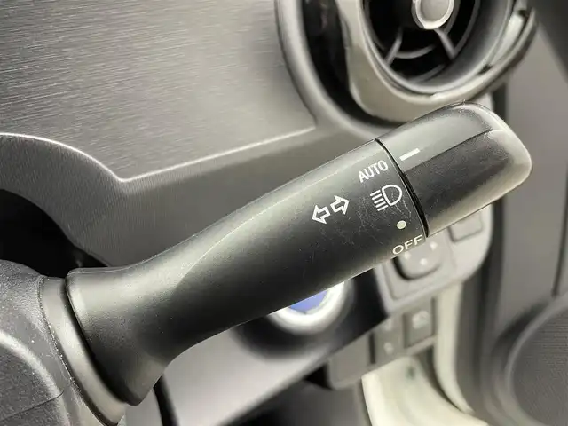 トヨタ アクア S 群馬県 2017(平29)年 2.7万km ライムホワイトパールクリスタルシャイン セーフティセンス　純正オーディオ　ＨＩＤオ－トライト　オートマチックハイビーム　車線逸脱防止警報　横滑防止装置　盗難防止装置　スマートキー　オートエアコン　純正フロアマット　アイドリングストップ　禁煙