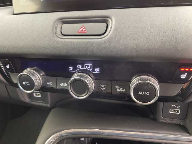 ホンダ ヴェゼル ハイブリッド e:HEV X 富山県 2022(令4)年 4.2万km プラチナホワイトパール ４WD/純正メーカーオプションナビ/フルセグTV/Bluetooth/バックカメラ/ETC２．０/置くだけ充電/レーダークルーズコントロール/パドルシフト/シートヒーター/ホンダセンシング/スマートキー/スペアキー/純正アルミ付き夏タイヤ車載/LEDヘッドライト/純正フロアマット/４WD