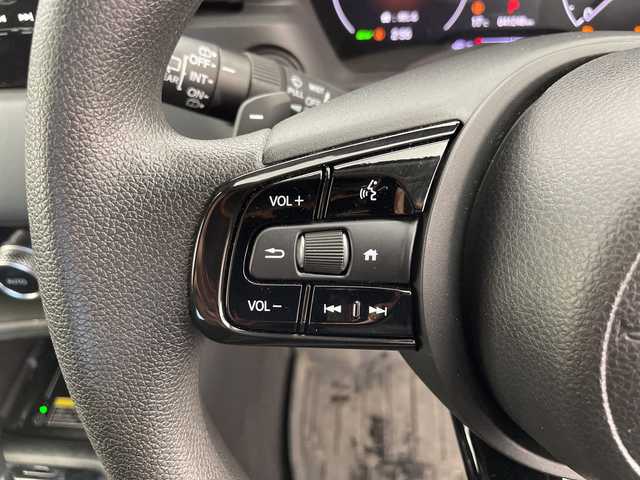 ホンダ ヴェゼル ハイブリッド e:HEV X 富山県 2022(令4)年 4.2万km プラチナホワイトパール ４WD/純正メーカーオプションナビ/フルセグTV/Bluetooth/バックカメラ/ETC２．０/置くだけ充電/レーダークルーズコントロール/パドルシフト/シートヒーター/ホンダセンシング/スマートキー/スペアキー/純正アルミ付き夏タイヤ車載/LEDヘッドライト/純正フロアマット/４WD