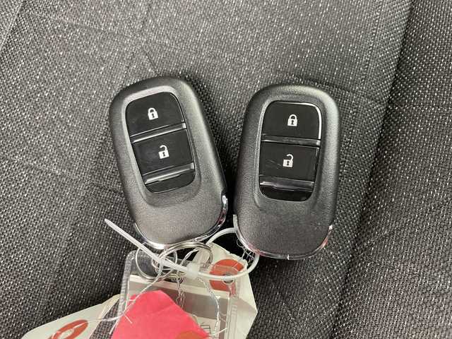 ホンダ ヴェゼル ハイブリッド e:HEV X 富山県 2022(令4)年 4.2万km プラチナホワイトパール ４WD/純正メーカーオプションナビ/フルセグTV/Bluetooth/バックカメラ/ETC２．０/置くだけ充電/レーダークルーズコントロール/パドルシフト/シートヒーター/ホンダセンシング/スマートキー/スペアキー/純正アルミ付き夏タイヤ車載/LEDヘッドライト/純正フロアマット/４WD