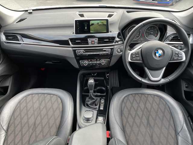 ＢＭＷ Ｘ１ 山口県 2017(平29)年 7.7万km ミネラルホワイト 純正ナビ/DVD/CD/MSV/BT/USB/バックカメラ/純正LEDヘッドライト/純正フォグランプ/オートライト/純正18インチアルミホイール/ハーフレザーシート/前席シートヒーター/パワーバックドア/革巻きステアリング/ステアリングスイッチ/クルーズコントロール/横滑り防止/コーナーセンサー/アイドリングストップ/スマートキー×２/ビルトインETC/ルーフレール/純正フロアマット/トノカバー/電動格納ウインカードアミラー