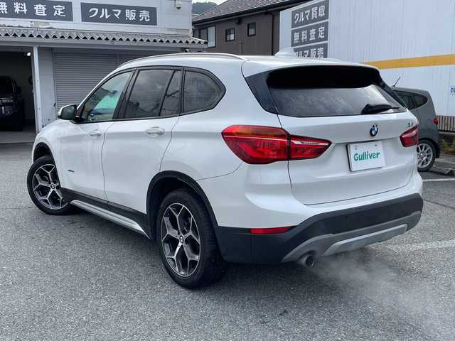 ＢＭＷ Ｘ１ 山口県 2017(平29)年 7.7万km ミネラルホワイト 純正ナビ/DVD/CD/MSV/BT/USB/バックカメラ/純正LEDヘッドライト/純正フォグランプ/オートライト/純正18インチアルミホイール/ハーフレザーシート/前席シートヒーター/パワーバックドア/革巻きステアリング/ステアリングスイッチ/クルーズコントロール/横滑り防止/コーナーセンサー/アイドリングストップ/スマートキー×２/ビルトインETC/ルーフレール/純正フロアマット/トノカバー/電動格納ウインカードアミラー