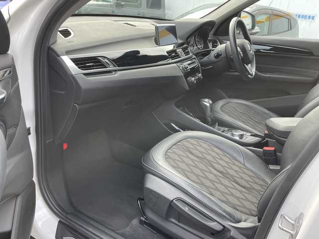 ＢＭＷ Ｘ１ 山口県 2017(平29)年 7.7万km ミネラルホワイト 純正ナビ/DVD/CD/MSV/BT/USB/バックカメラ/純正LEDヘッドライト/純正フォグランプ/オートライト/純正18インチアルミホイール/ハーフレザーシート/前席シートヒーター/パワーバックドア/革巻きステアリング/ステアリングスイッチ/クルーズコントロール/横滑り防止/コーナーセンサー/アイドリングストップ/スマートキー×２/ビルトインETC/ルーフレール/純正フロアマット/トノカバー/電動格納ウインカードアミラー