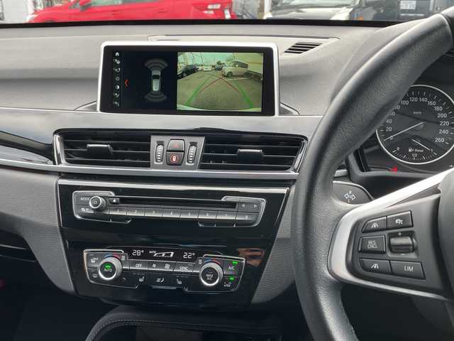 ＢＭＷ Ｘ１ 山口県 2017(平29)年 7.7万km ミネラルホワイト 純正ナビ/DVD/CD/MSV/BT/USB/バックカメラ/純正LEDヘッドライト/純正フォグランプ/オートライト/純正18インチアルミホイール/ハーフレザーシート/前席シートヒーター/パワーバックドア/革巻きステアリング/ステアリングスイッチ/クルーズコントロール/横滑り防止/コーナーセンサー/アイドリングストップ/スマートキー×２/ビルトインETC/ルーフレール/純正フロアマット/トノカバー/電動格納ウインカードアミラー